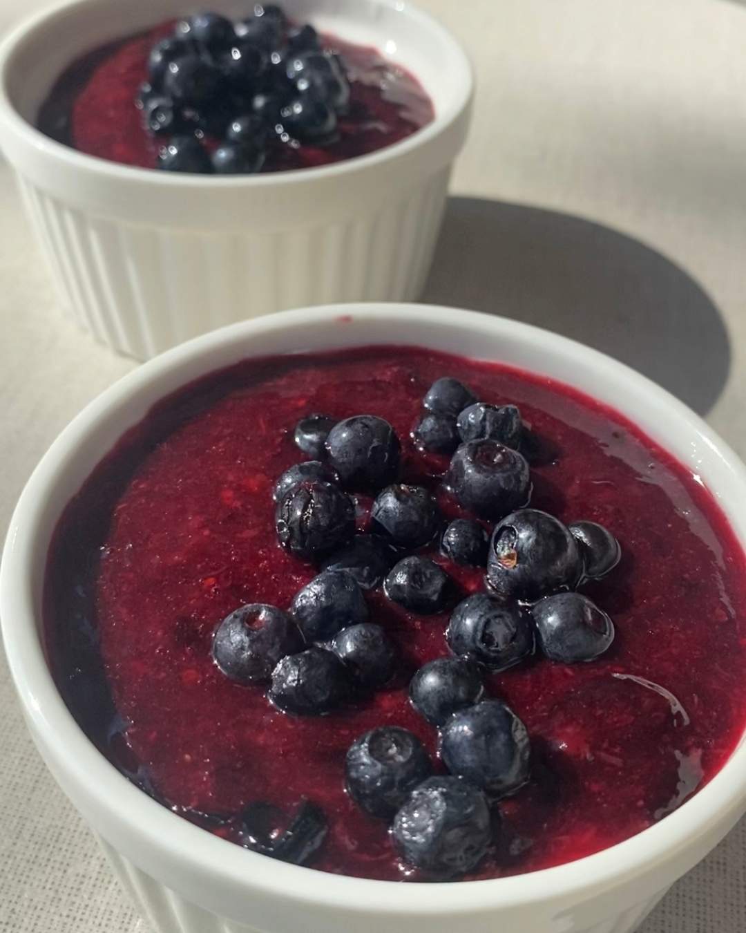 Borovničev cheesecake brez peke