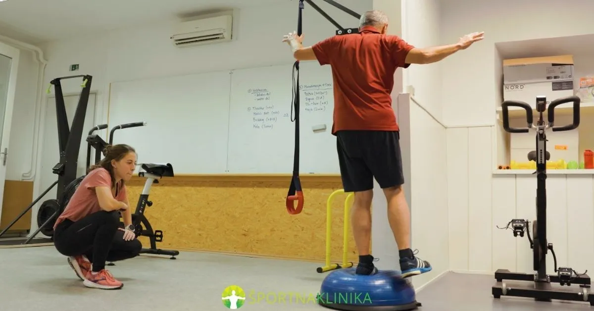 Kineziologinja opravlja svoje delo Kineziologinja opravlja svoje delo